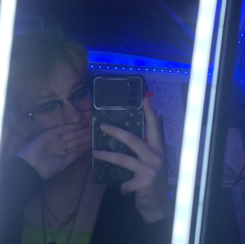 Meet your Posher, Bee